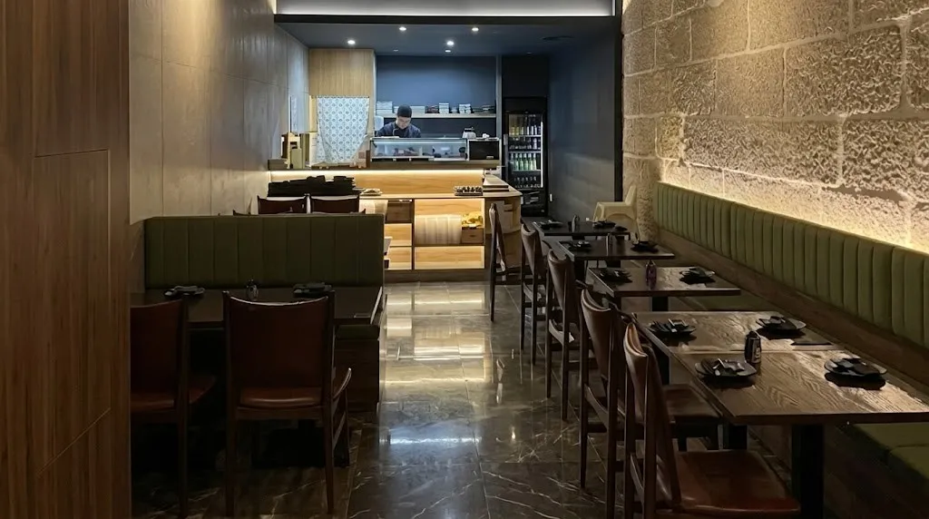 Sala do restaurante com bancos corridos