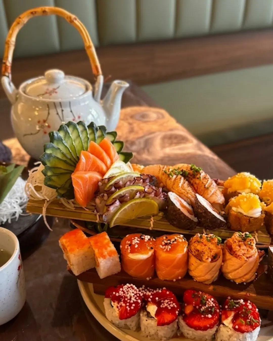 Tábua variada de sushi e sashimi