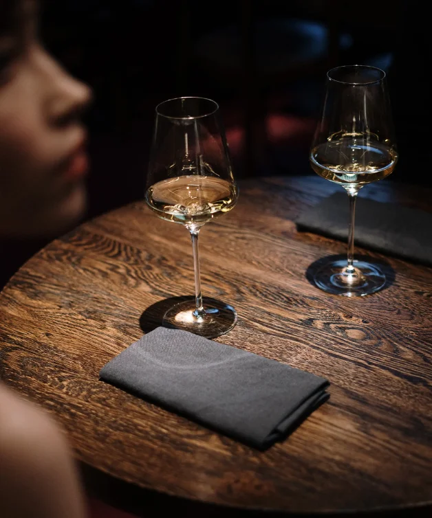 Mesa posta com copos de vinho