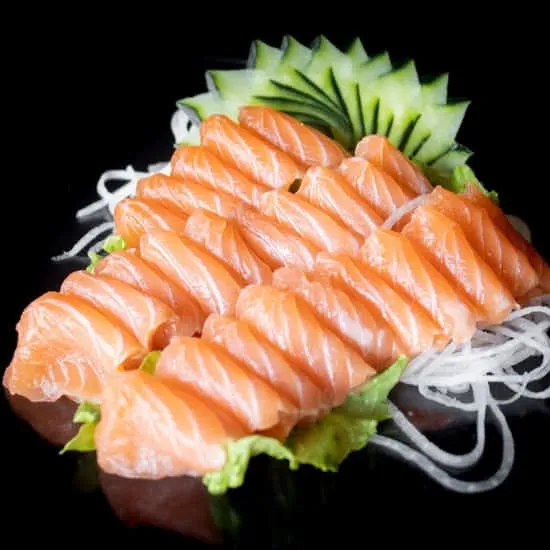 25 lâminas de sashimi salmão