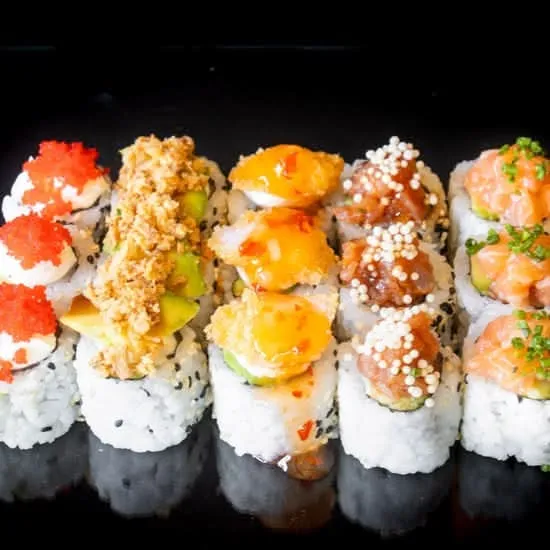 15 uramaki salmão e abacate seleção