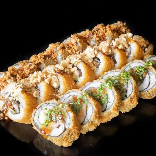 6 futomaki frito de alho francês e ovos, 8 uramaki frito de salmão e abacate, 8 hosomaki frito de salmão e queijo cremoso