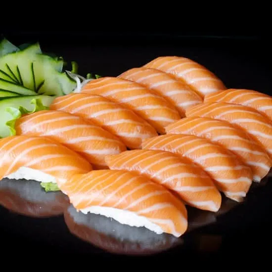 12 nigiri salmão