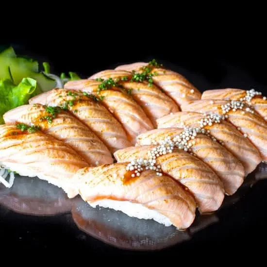 12 nigiri salmão baseado com molho teriyaki