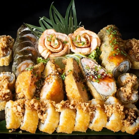 6 futomaki de camarão panado, rúcula e queijo cremoso 22 sushi frito sortido 2 temaki frito 10 sashimi salmão braseado