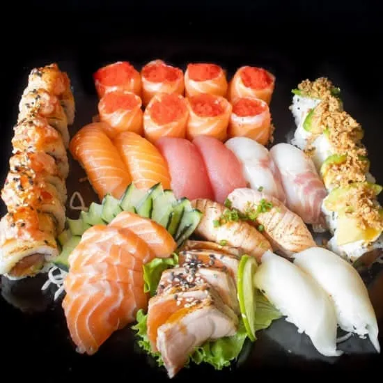 12 uramaki, 10 nigiri sortido, 8 gunkan de salmão e ovas, 5 sashimi salmão e 5 sashimi salmão braseado
