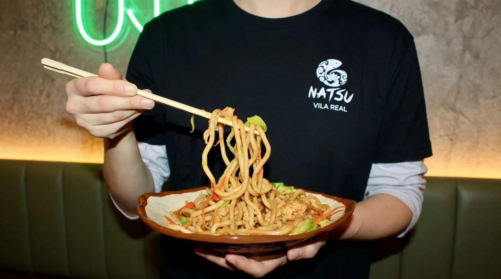Massa salteada com legumes, servida no Natsu Sushi